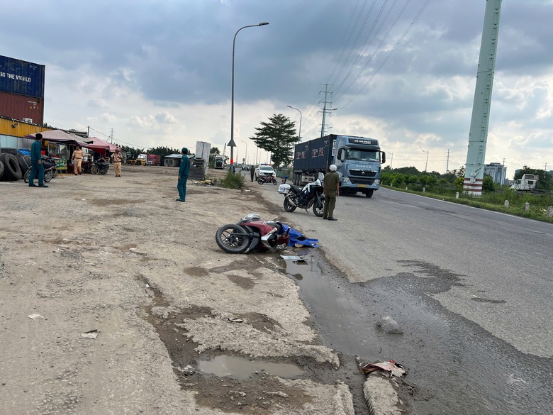 TP.HCM: Xe ben lấn làn, cán tử vong người phụ nữ lớn tuổi- Ảnh 1. TP.HCM: Xe ben lấn làn, cán tử vong người phụ nữ lớn tuổi- Ảnh 1.