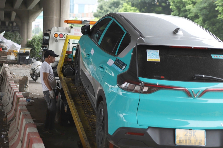 Xử l&yacute; loạt t&agrave;i xế đỗ &ocirc; t&ocirc; dưới gầm đường V&agrave;nh đai 3 sau vụ ch&aacute;y b&atilde;i xe ch&acirc;n cầu Vĩnh Tuy- Ảnh 3.