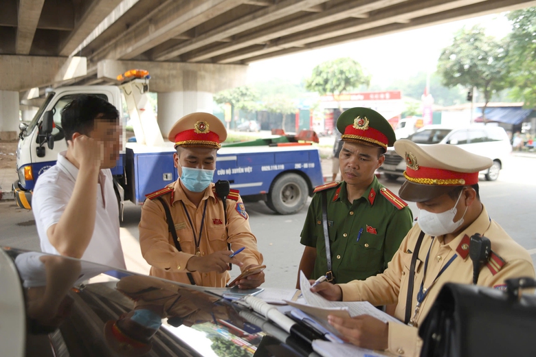 Xử l&yacute; loạt t&agrave;i xế đỗ &ocirc; t&ocirc; dưới gầm đường V&agrave;nh đai 3 sau vụ ch&aacute;y b&atilde;i xe ch&acirc;n cầu Vĩnh Tuy- Ảnh 4.
