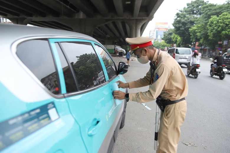 Xử l&yacute; loạt t&agrave;i xế đỗ &ocirc; t&ocirc; dưới gầm đường V&agrave;nh đai 3 sau vụ ch&aacute;y b&atilde;i xe ch&acirc;n cầu Vĩnh Tuy- Ảnh 2.