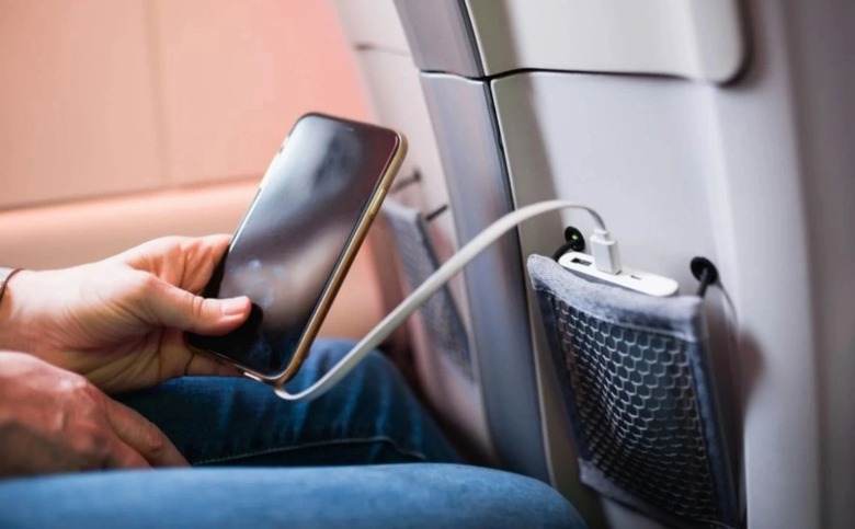 Mang sạc dự ph&ograve;ng lithium đi m&aacute;y bay: Cấm k&yacute; gửi, cấm sử dụng tr&ecirc;n cabin- Ảnh 1.