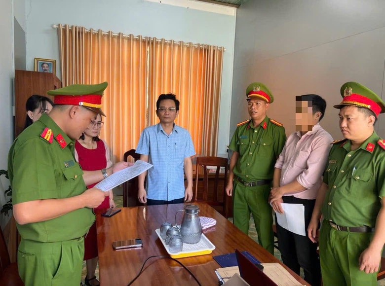 Cấp sổ đỏ sai, c&aacute;n bộ địa ch&iacute;nh bị bắt giam- Ảnh 1.