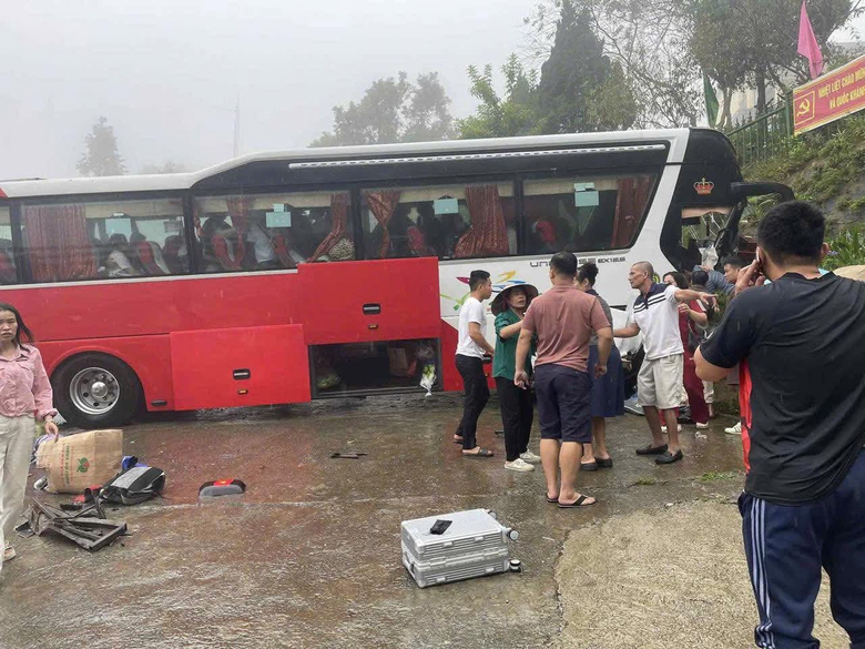 Xe kh&aacute;ch chở 36 người mất phanh, lao v&agrave;o ta luy khi v&agrave;o cua tr&ecirc;n quốc lộ 4D qua L&agrave;o Cai- Ảnh 1.