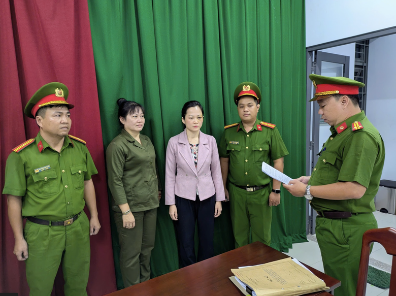 TP.HCM: Bắt khẩn cấp chủ cơ sở nha khoa Tuyết Chinh hành hung khách hàng- Ảnh 1. TP.HCM: Bắt khẩn cấp chủ cơ sở nha khoa Tuyết Chinh hành hung khách hàng- Ảnh 1.