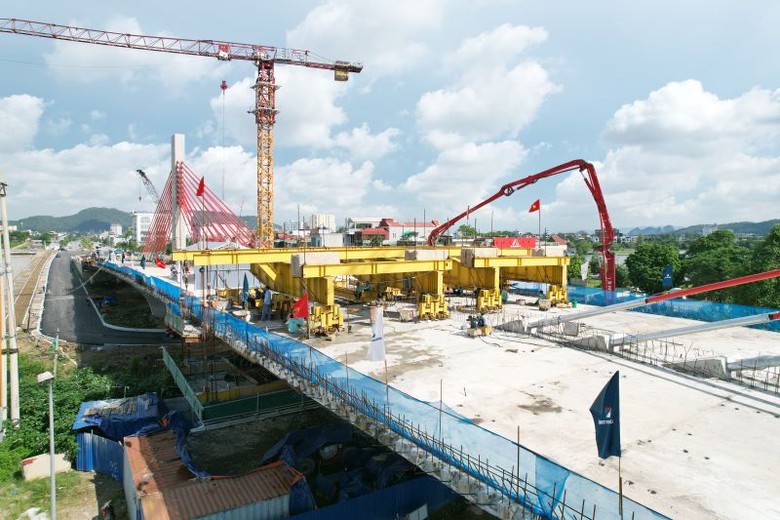 Thanh H&oacute;a: Cầu vượt đường sắt Bắc - Nam tăng tốc về đ&iacute;ch, th&ocirc;ng xe đ&uacute;ng hẹn th&aacute;ng 12- Ảnh 1.