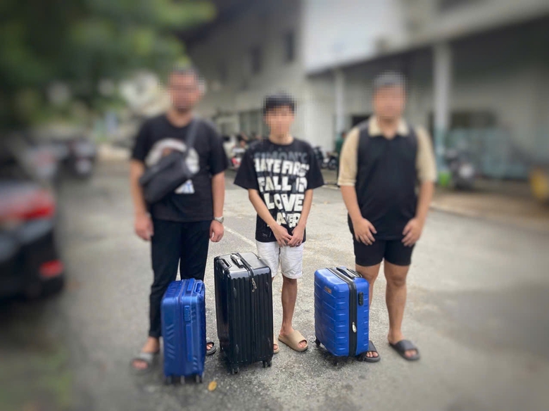 Vĩnh Long tiếp nhận ba thanh niên sập bẫy "việc nhẹ, lương cao" từ Campuchia- Ảnh 1. Vĩnh Long tiếp nhận ba thanh niên sập bẫy "việc nhẹ, lương cao" từ Campuchia- Ảnh 1.