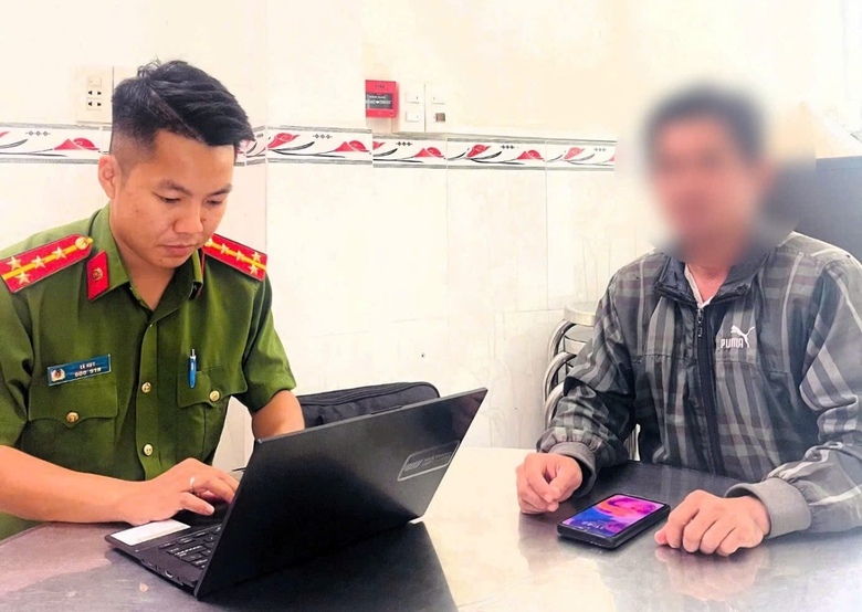 C&ocirc;ng an v&agrave; ng&acirc;n h&agrave;ng cứu người d&acirc;n tho&aacute;t bẫy lừa tiền ảo, bảo to&agrave;n 180 triệu đồng- Ảnh 1.