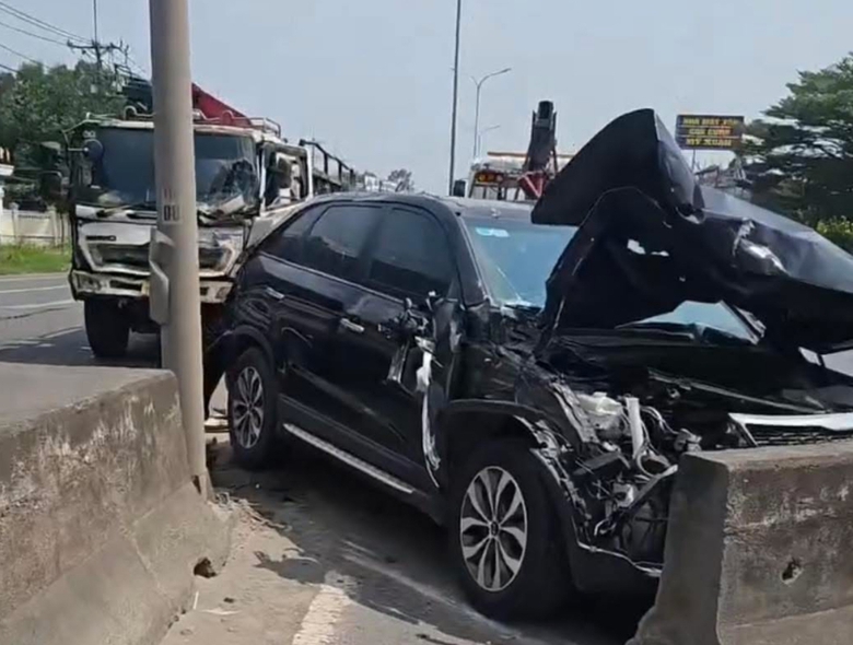 Đồng Nai: Tai nạn liên hoàn giữa 8 ô tô trên QL51, giao thông ùn tắc nhiều giờ- Ảnh 4. Đồng Nai: Tai nạn liên hoàn giữa 8 ô tô trên QL51, giao thông ùn tắc nhiều giờ- Ảnh 4.