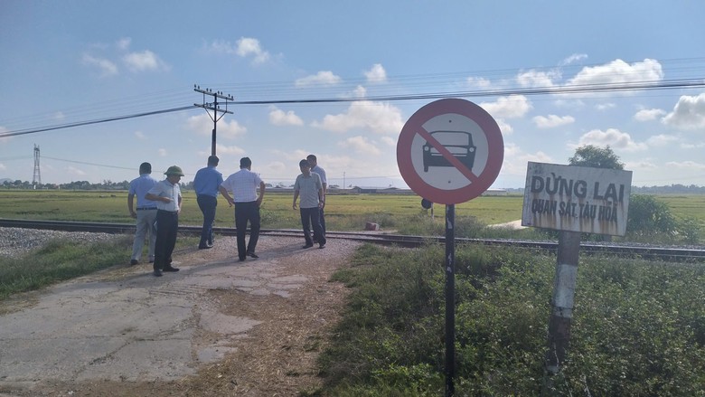 Hà Tĩnh: Khó xóa bỏ triệt để lối đi tự mở do vướng các quy định về xây dựng đường gom- Ảnh 4. Hà Tĩnh: Khó xóa bỏ triệt để lối đi tự mở do vướng các quy định về xây dựng đường gom- Ảnh 4.