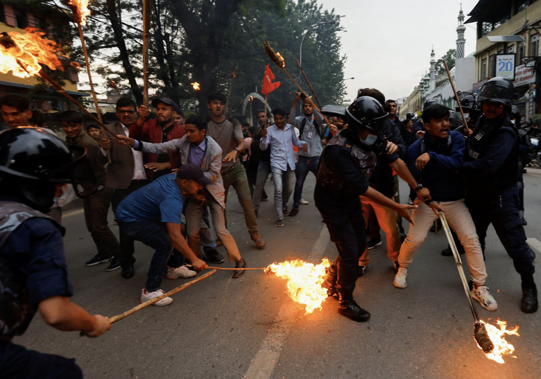 Bộ Ngoại giao th&ocirc;ng tin về t&igrave;nh h&igrave;nh c&ocirc;ng d&acirc;n Việt Nam ở Nepal v&agrave; Trung Đ&ocirc;ng- Ảnh 2.