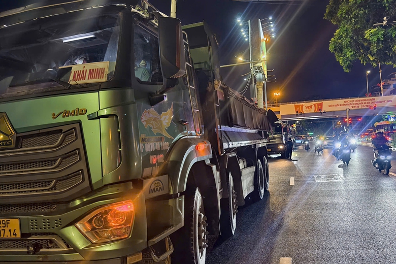 CSGT H&agrave; Nội h&oacute;a trang ghi h&igrave;nh xử l&yacute; loạt xe tải độ đ&egrave;n, lắp c&ograve;i hơi chạy ban đ&ecirc;m- Ảnh 3.