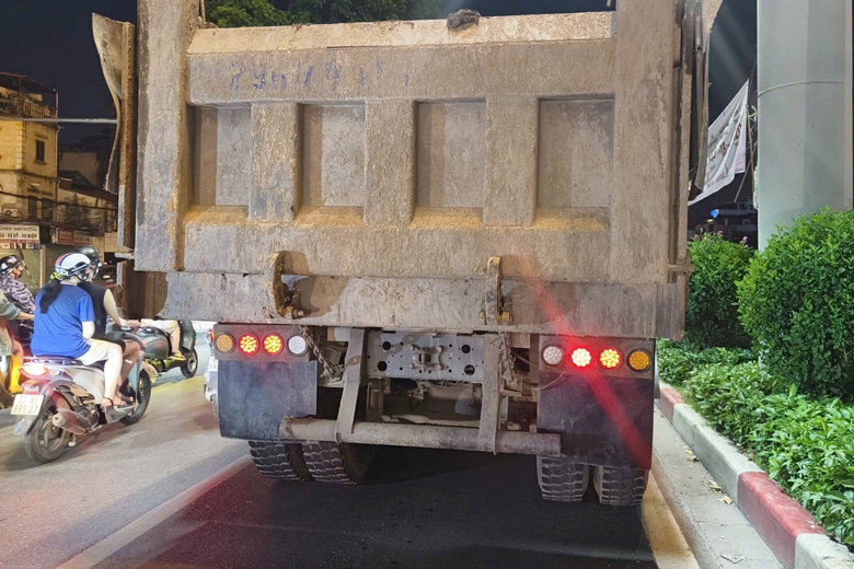 CSGT H&agrave; Nội h&oacute;a trang ghi h&igrave;nh xử l&yacute; loạt xe tải độ đ&egrave;n, lắp c&ograve;i hơi chạy ban đ&ecirc;m- Ảnh 5.