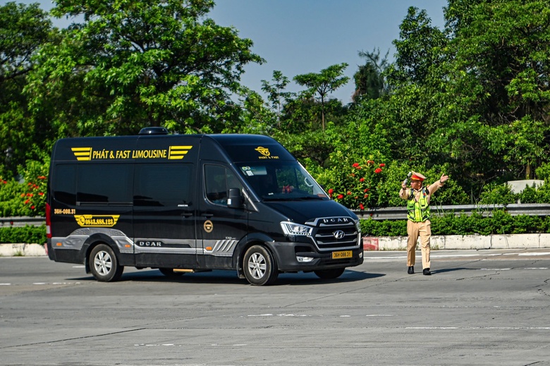 Tai nạn giao th&ocirc;ng giảm s&acirc;u sau một th&aacute;ng CSGT tổng kiểm so&aacute;t xe kinh doanh vận tải- Ảnh 1.