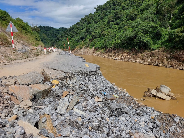 Vượt b&ugrave;n lũ l&ecirc;n Mường T&iacute;p: Những b&agrave;n tay nh&acirc;n &aacute;i t&igrave;m đến nơi gian kh&oacute; nhất- Ảnh 2.