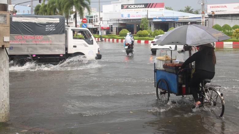 C&agrave; Mau: Mưa lớn k&eacute;o d&agrave;i, nhiều tuyến đường nội &ocirc; Bạc Li&ecirc;u ngập s&acirc;u- Ảnh 7.