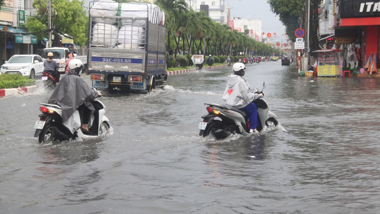 C&agrave; Mau: Mưa lớn k&eacute;o d&agrave;i, nhiều tuyến đường nội &ocirc; Bạc Li&ecirc;u ngập s&acirc;u- Ảnh 3.