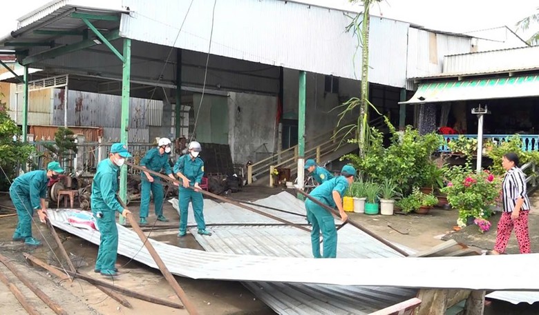 37 căn nh&agrave; bị sập, tốc m&aacute;i do d&ocirc;ng lốc ở An Giang- Ảnh 1.