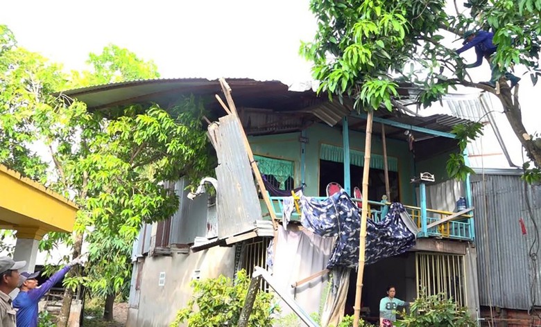 37 căn nh&agrave; bị sập, tốc m&aacute;i do d&ocirc;ng lốc ở An Giang- Ảnh 2.
