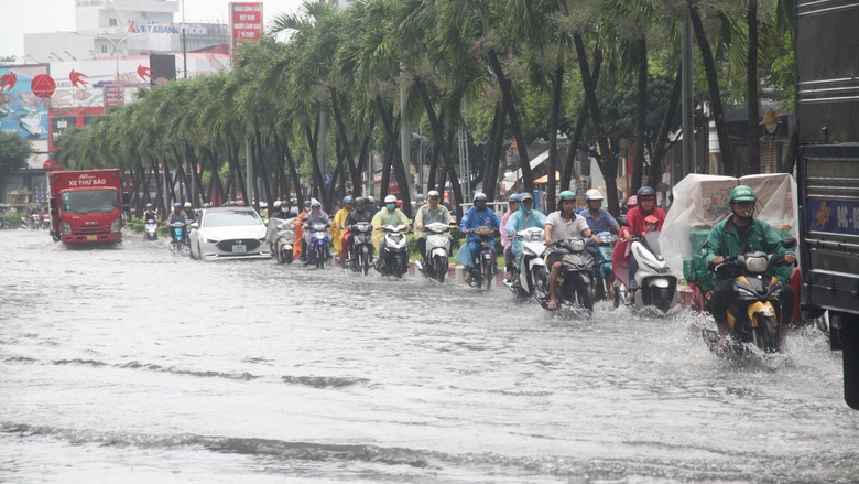 C&agrave; Mau: Mưa lớn k&eacute;o d&agrave;i, nhiều tuyến đường nội &ocirc; Bạc Li&ecirc;u ngập s&acirc;u- Ảnh 4.
