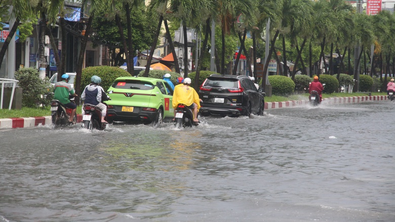 C&agrave; Mau: Mưa lớn k&eacute;o d&agrave;i, nhiều tuyến đường nội &ocirc; Bạc Li&ecirc;u ngập s&acirc;u- Ảnh 2.