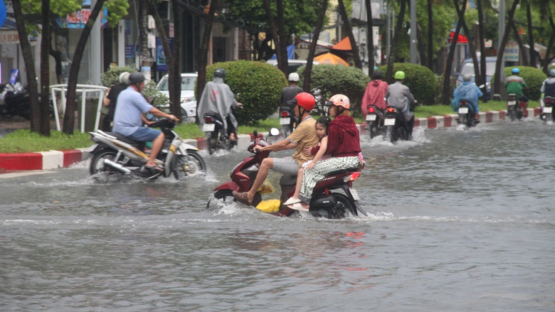 C&agrave; Mau: Mưa lớn k&eacute;o d&agrave;i, nhiều tuyến đường nội &ocirc; Bạc Li&ecirc;u ngập s&acirc;u- Ảnh 5.