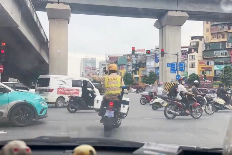 CSGT H&agrave; Nội mở đường, cứu người phụ nữ nghi bị sốc phản vệ tr&ecirc;n đường- Ảnh 2.