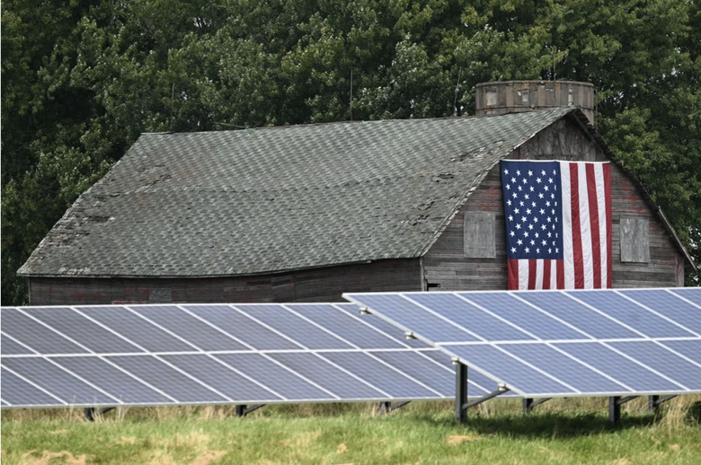 Mỹ cảnh b&aacute;o gi&aacute;n điệp trong c&aacute;c tấm pin năng lượng mặt trời- Ảnh 1.