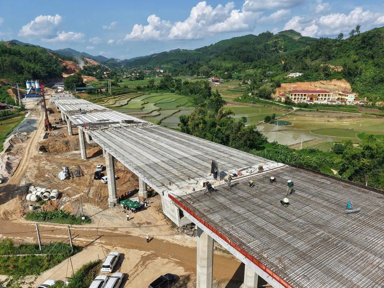 Bộ Xây dựng thúc tiến độ khởi công, hoàn thành loạt dự án giao thông lớn- Ảnh 1. Bộ Xây dựng thúc tiến độ khởi công, hoàn thành loạt dự án giao thông lớn- Ảnh 1.