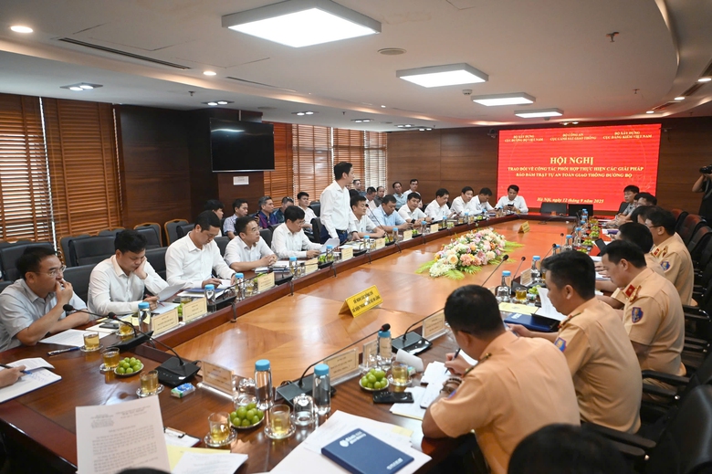 Cục CSGT đề xuất kết nối dữ liệu, quản lý chặt xe kinh doanh vận tải- Ảnh 1. Cục CSGT đề xuất kết nối dữ liệu, quản lý chặt xe kinh doanh vận tải- Ảnh 1.