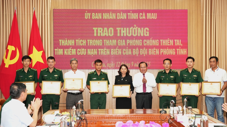 Khen thưởng Bộ đội Bi&ecirc;n ph&ograve;ng, ngư d&acirc;n cứu hộ tr&ecirc;n biển C&agrave; Mau- Ảnh 1.