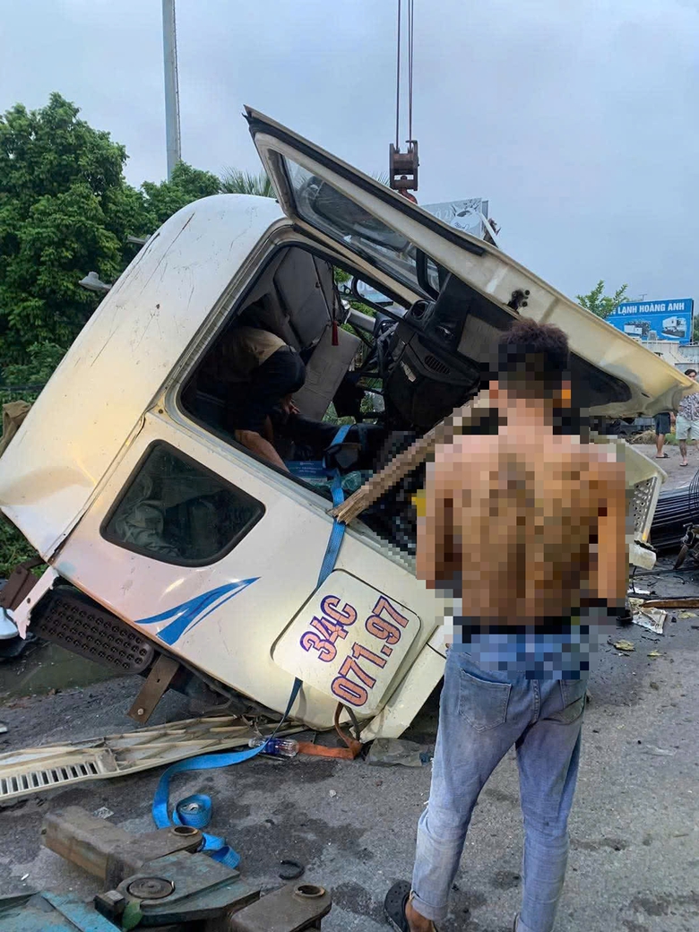 Hải Ph&ograve;ng: Hai xe đầu k&eacute;o va chạm tr&ecirc;n QL5, một t&agrave;i xế bị thương, giao th&ocirc;ng &ugrave;n tắc- Ảnh 2.