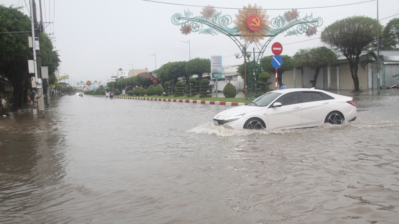 C&agrave; Mau: Mưa lớn k&eacute;o d&agrave;i, nhiều tuyến đường nội &ocirc; Bạc Li&ecirc;u ngập s&acirc;u- Ảnh 8.