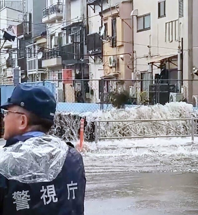 Mưa lớn, gi&oacute; mạnh kỷ lục ở Tokyo l&agrave;m giao th&ocirc;ng gi&aacute;n đoạn, g&acirc;y thương vong- Ảnh 1.