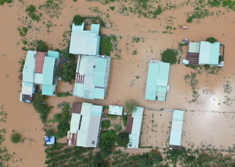 Nước s&ocirc;ng Bu&ocirc;ng d&acirc;ng cao, h&agrave;ng trăm hộ d&acirc;n Đồng Nai khổ sở chạy lũ- Ảnh 2.