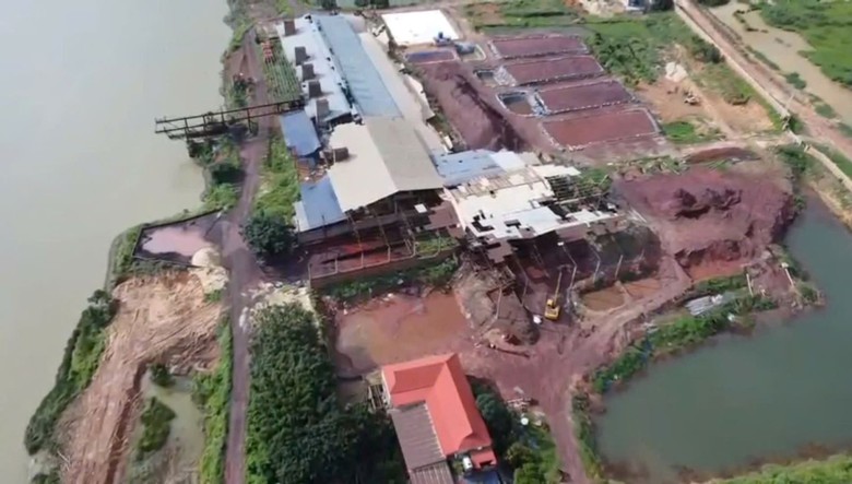 Đổ gần một ngh&igrave;n tấn chất thải rắn ra m&ocirc;i trường, ba người ở Bắc Ninh bị khởi tố- Ảnh 1.