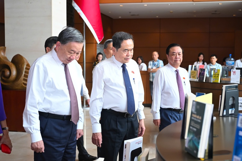 Chủ tịch Quốc hội: Sẽ mở rộng triển khai ứng dụng tích hợp trợ lý ảo AI tới HĐND các cấp- Ảnh 1. Chủ tịch Quốc hội: Sẽ mở rộng triển khai ứng dụng tích hợp trợ lý ảo AI tới HĐND các cấp- Ảnh 1.