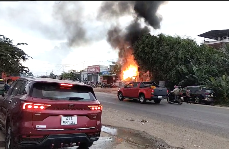 Xe container bốc ch&aacute;y ng&ugrave;n ngụt khi chờ chở sầu ri&ecirc;ng ở Đắk Lắk- Ảnh 1.