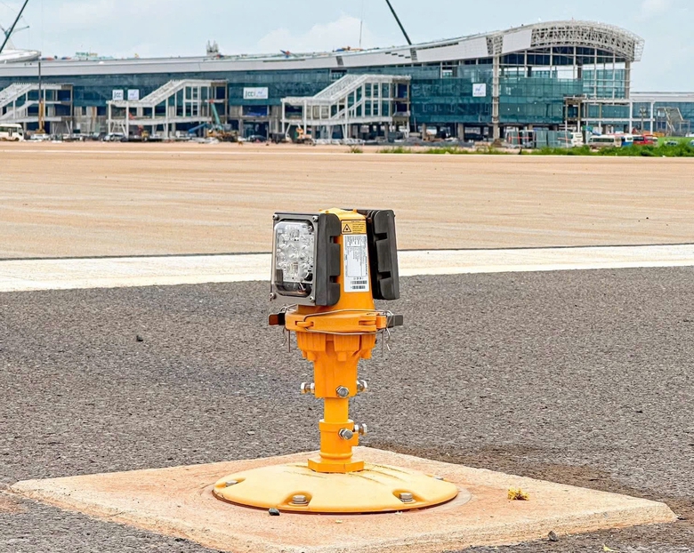 Lắp đ&egrave;n lề, đ&egrave;n tiếp cận đường băng số 1, phục vụ bay hiệu chuẩn s&acirc;n bay Long Th&agrave;nh- Ảnh 1.