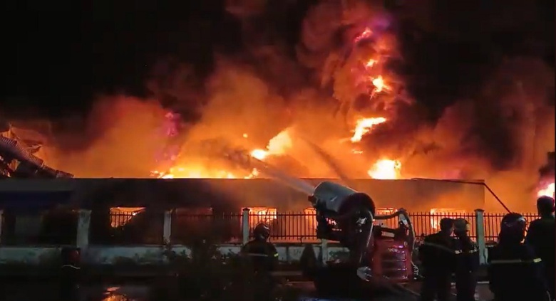 Hải Phòng: Cháy lớn trong đêm tại khu công nghiệp Đồ Sơn- Ảnh 1. Hải Phòng: Cháy lớn trong đêm tại khu công nghiệp Đồ Sơn- Ảnh 1.