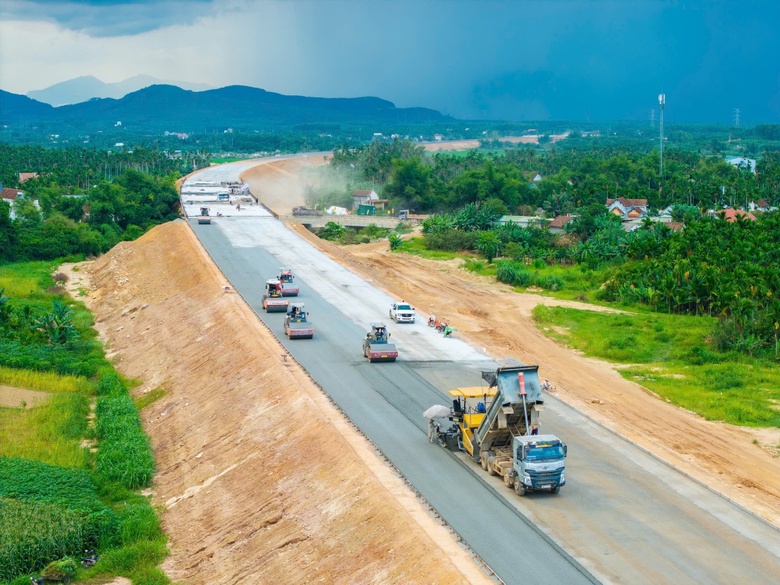 Minister Tran Hong Minh orders provinces to speed up 2025 public investment disbursement- Ảnh 1.