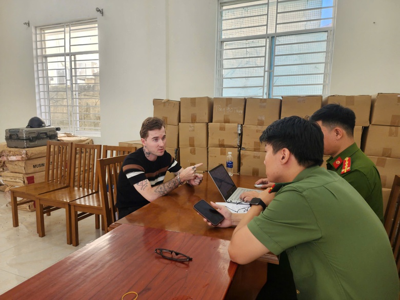 Tạm giữ người đàn ông nước ngoài rút súng dằn mặt “đối thủ” trong quán bar ở Đà Nẵng- Ảnh 1. Tạm giữ người đàn ông nước ngoài rút súng dằn mặt “đối thủ” trong quán bar ở Đà Nẵng- Ảnh 1.