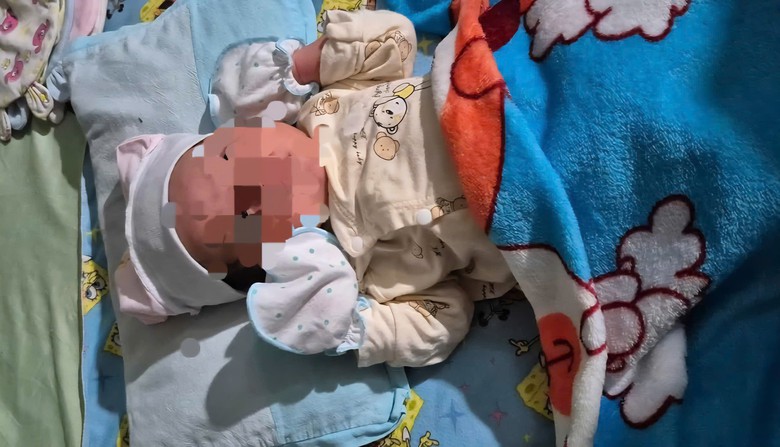 B&eacute; trai sơ sinh bị bỏ rơi k&egrave;m bức thư viết tr&ecirc;n giấy học tr&ograve; ở An Giang - Ảnh 1.