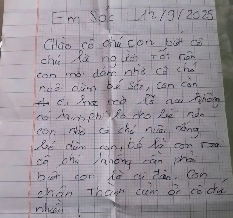 B&eacute; trai sơ sinh bị bỏ rơi k&egrave;m bức thư viết tr&ecirc;n giấy học tr&ograve; ở An Giang - Ảnh 2.