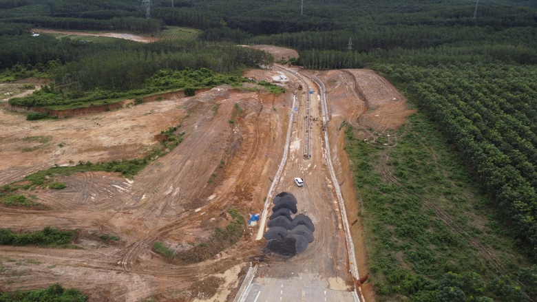 Vì sao dự án đường gần 1.500 tỷ đồng ở Quảng Ngãi vẫn thi công cầm chừng?- Ảnh 5. Vì sao dự án đường gần 1.500 tỷ đồng ở Quảng Ngãi vẫn thi công cầm chừng?- Ảnh 5.