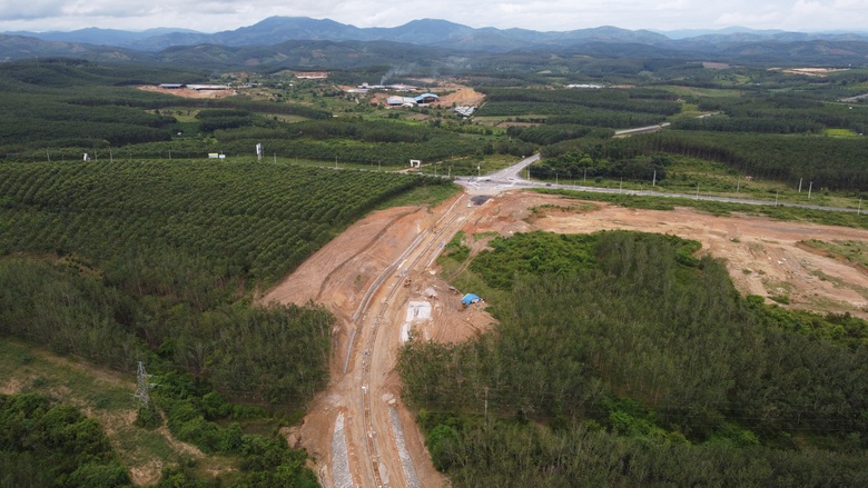 Vì sao dự án đường gần 1.500 tỷ đồng ở Quảng Ngãi vẫn thi công cầm chừng?- Ảnh 4. Vì sao dự án đường gần 1.500 tỷ đồng ở Quảng Ngãi vẫn thi công cầm chừng?- Ảnh 4.