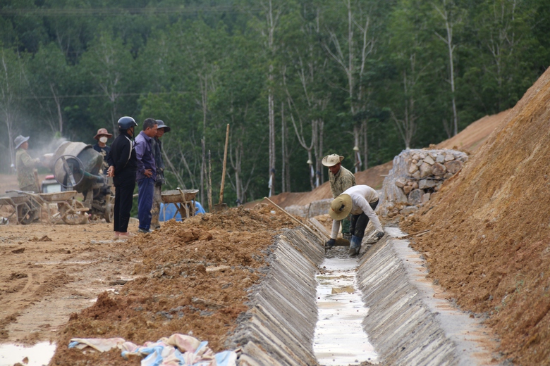 Vì sao dự án đường gần 1.500 tỷ đồng ở Quảng Ngãi vẫn thi công cầm chừng?- Ảnh 7. Vì sao dự án đường gần 1.500 tỷ đồng ở Quảng Ngãi vẫn thi công cầm chừng?- Ảnh 7.