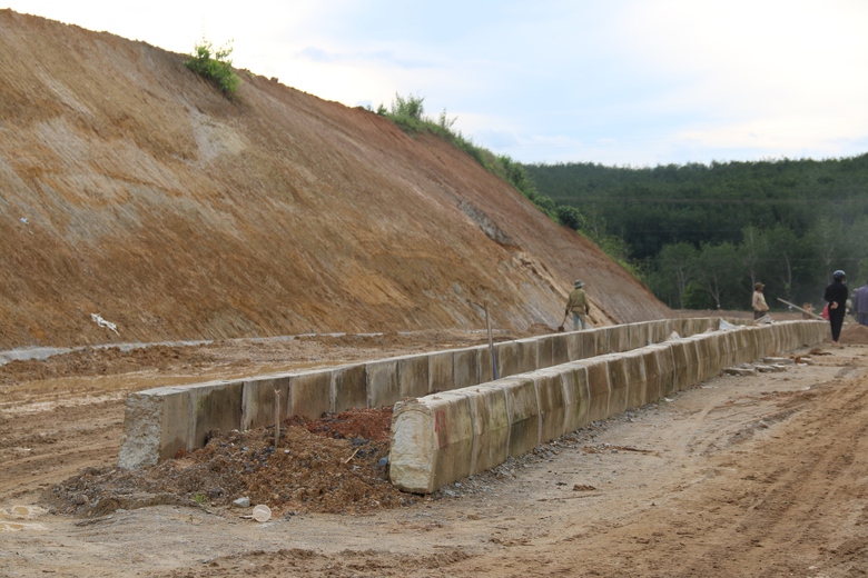 Vì sao dự án đường gần 1.500 tỷ đồng ở Quảng Ngãi vẫn thi công cầm chừng?- Ảnh 10. Vì sao dự án đường gần 1.500 tỷ đồng ở Quảng Ngãi vẫn thi công cầm chừng?- Ảnh 10.