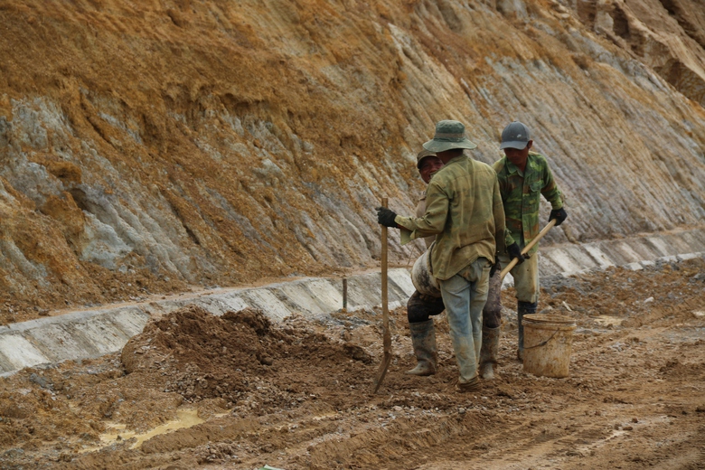 Vì sao dự án đường gần 1.500 tỷ đồng ở Quảng Ngãi vẫn thi công cầm chừng?- Ảnh 8. Vì sao dự án đường gần 1.500 tỷ đồng ở Quảng Ngãi vẫn thi công cầm chừng?- Ảnh 8.