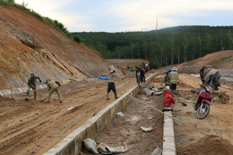 Vì sao dự án đường gần 1.500 tỷ đồng ở Quảng Ngãi vẫn thi công cầm chừng?- Ảnh 6. Vì sao dự án đường gần 1.500 tỷ đồng ở Quảng Ngãi vẫn thi công cầm chừng?- Ảnh 6.