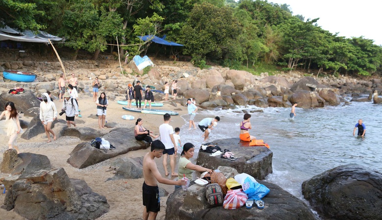 Mở lại c&aacute;c tuyến du lịch tr&ecirc;n b&aacute;n đảo Sơn Tr&agrave;- Ảnh 1.